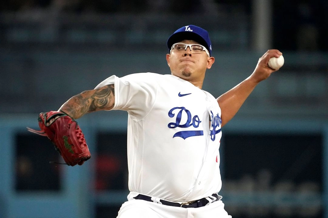 El lanzador abridor de los Dodgers de Los Ángeles, Julio Urías, lanza al plato durante la primera entrada de un partido de béisbol contra los Bravos de Atlanta el viernes 1 de septiembre de 2023 en Los Ángeles. Foto