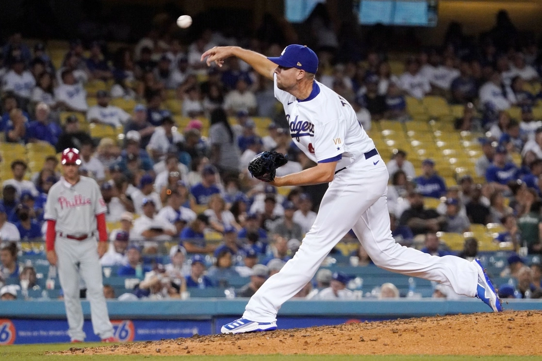 En la victoria de los Dodgers por 5-3, el toletero mexicano fue sustituido por su compatriota Víctor González al final de la sexta entrada. Foto Ap