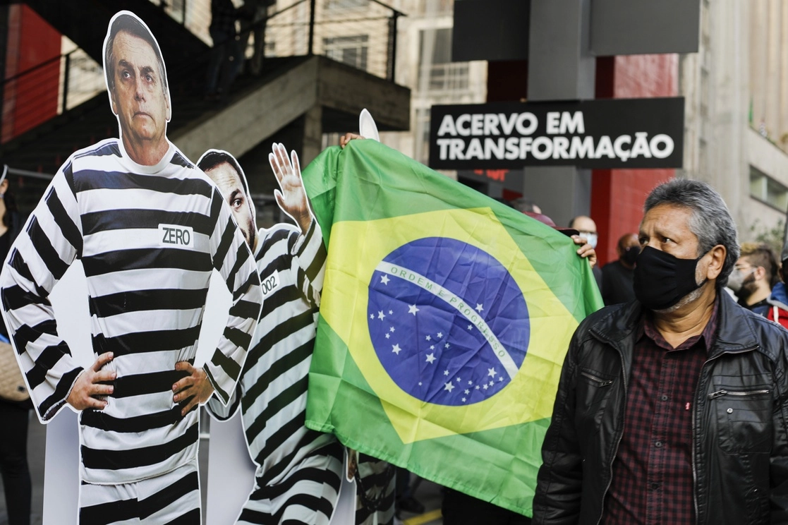 En el país sudamericano cada vez son más las protestas contra su presidente, Jair Bolsonaro, por el manejo de la pandemia. Foto Ap