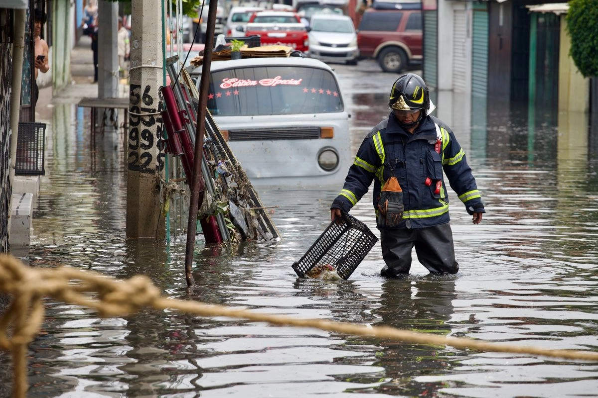 Inundaciones tras intensa lluvia en la colonia Ejercito de Oriente en la Alcaldía Iztapalapa. Foto 