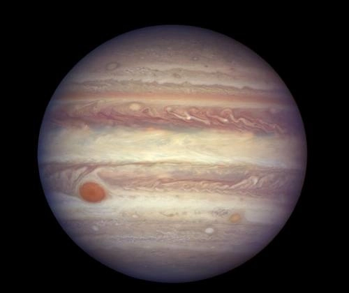 En la Tierra, los relámpagos se originan en las nubes de agua y ocurren con mayor frecuencia cerca del ecuador, mientras que en Júpiter es probable que los relámpagos también ocurran en nubes que contienen una solución de amoniaco y agua, y se pueden ver con mayor frecuencia cerca de los polos. Foto Ap / Archivo