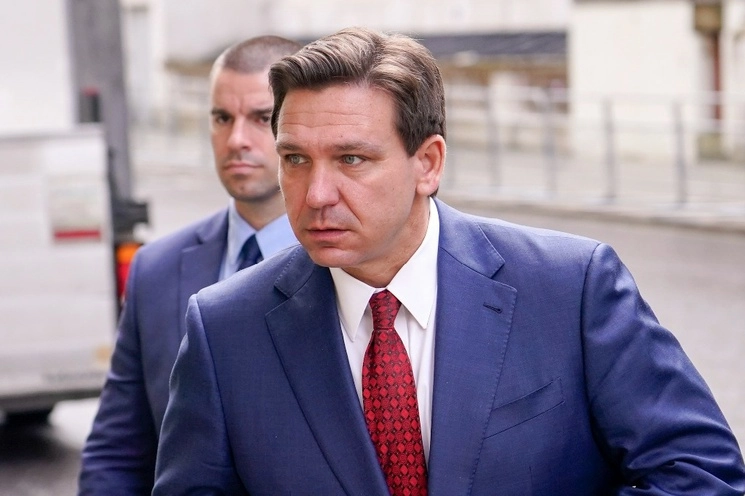 Las diferencias entre Ron DeSantis, y Disney iniciaron cuando la empresa se opuso a una ley estatal que prohíbe clases de orientación sexual en los primero cursos de las escuelas. Foto Ap 
