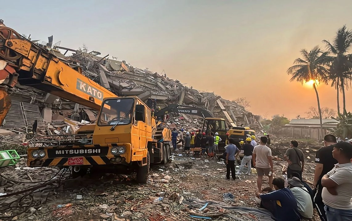 Los rescatistas trabajan con la ayuda de maquinaria pesada en el condominio Sky Villa que se derrumbó en el terremoto del viernes en Mandalay, Myanmar, el domingo 30 de marzo de 2025.