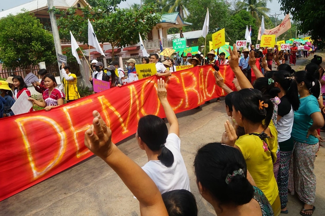 Protesta contra el golpe militar en el estado de Karen, Myanmar, el 2 de abril de 2021. Foto Centro de Información de Karen vía Afp