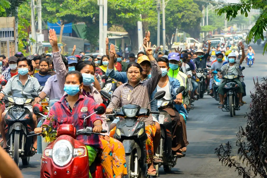 Durante la procesión fúnebre de Arkar Thu Aung, un manifestante que fue baleado por las fuerzas de seguridad en una de las protestas contra el golpe militar en Kale, Myanmar, el 8 de abril de 2021. Foto Afp