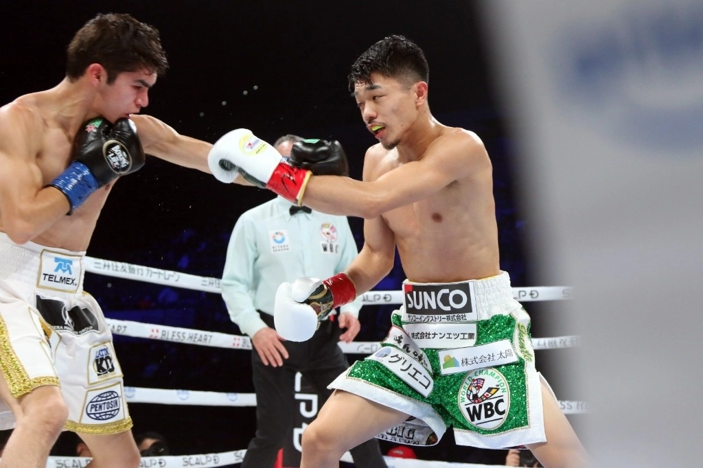 En el tercer episodio Nakatani mandó una zurda al mexicano y cayó en la lona. Cuéllar se levantó para continuar la pelea, pero de nuevo fue sorprendido por un nuevo izquierdazo que lo derribó otra vez. Foto Cortesía Team Cuéllar