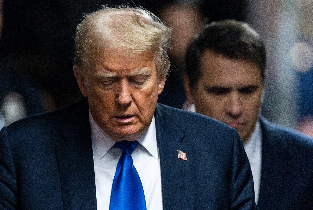 El ex presidente, Donald Trump,  señaló que "es un día triste para EU" al regresar al tribunal de NY. Foto Ap