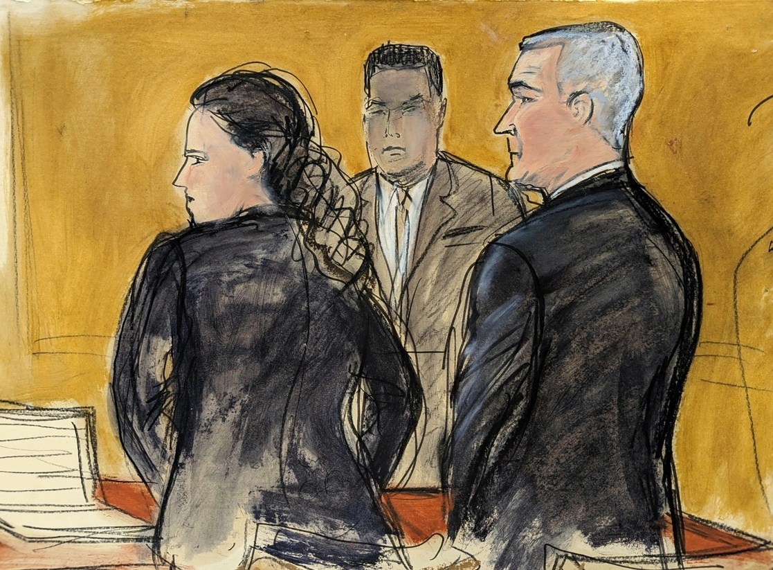 Boceto del momento en que Genaro García Luna (derecha) y su abogada Valerie Gotlieb se ponen de pie a la salida del jurado tras una jornada de deliberación sin llegar a una decisión. Foto Ap