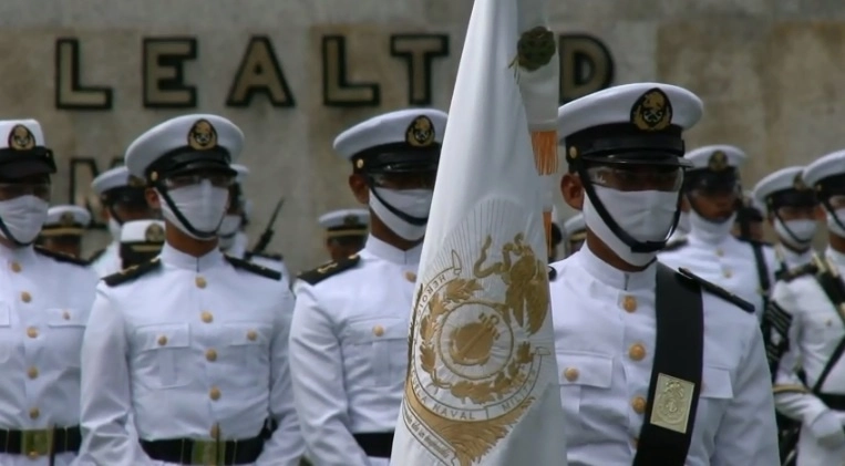 Un total de 370 cadetes de primero y segundo año de la Heroica Escuela Naval Militar, 269 de la Escuela Médico Naval, y 151 de la Escuela de Enfermería Naval,juraron bandera en ceremonias simultáneas en Antón Lizardo, Veracruz, y en la Ciudad de México, el 21 de abril de 2021. Imagen tomada de la transmisión en vivo a través del canal de YouTube de la Secretaría de Marina 