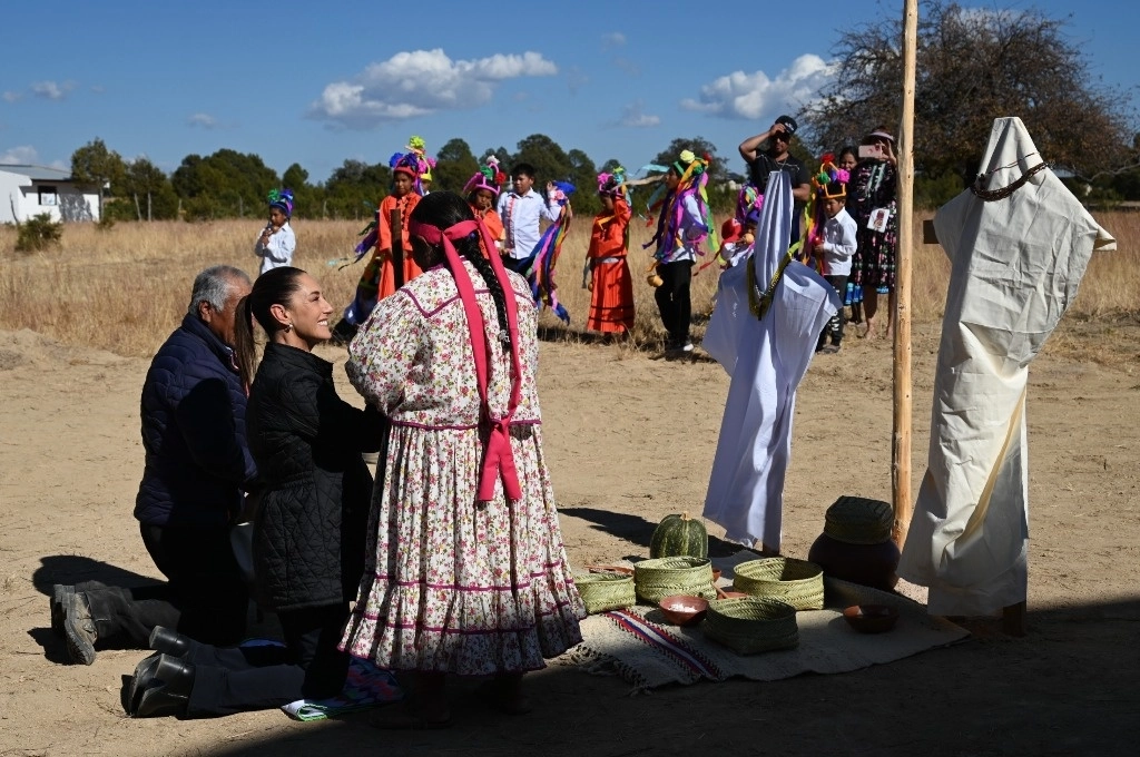 La comunidad rarámuri preparó un ceremonial para recibir a la presidenta Claudia Sheinbaum. Foto Presidencia