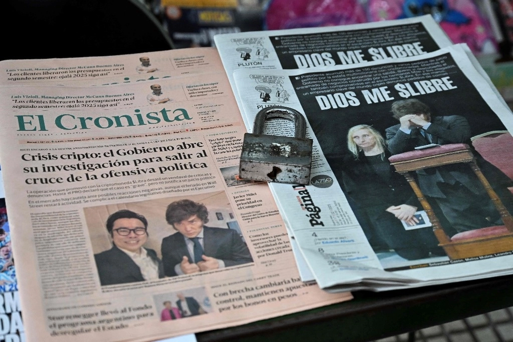 Vista de las portadas de los periódicos argentinos con titulares del presidente Javier Milei después de que promovió una criptomoneda, en Buenos Aires, el 17 de febrero de 2025. Foto Afp