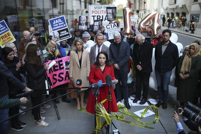 La compañera de Julian Assange, Stella Moris, hoy en Londres. Foto Ap 
