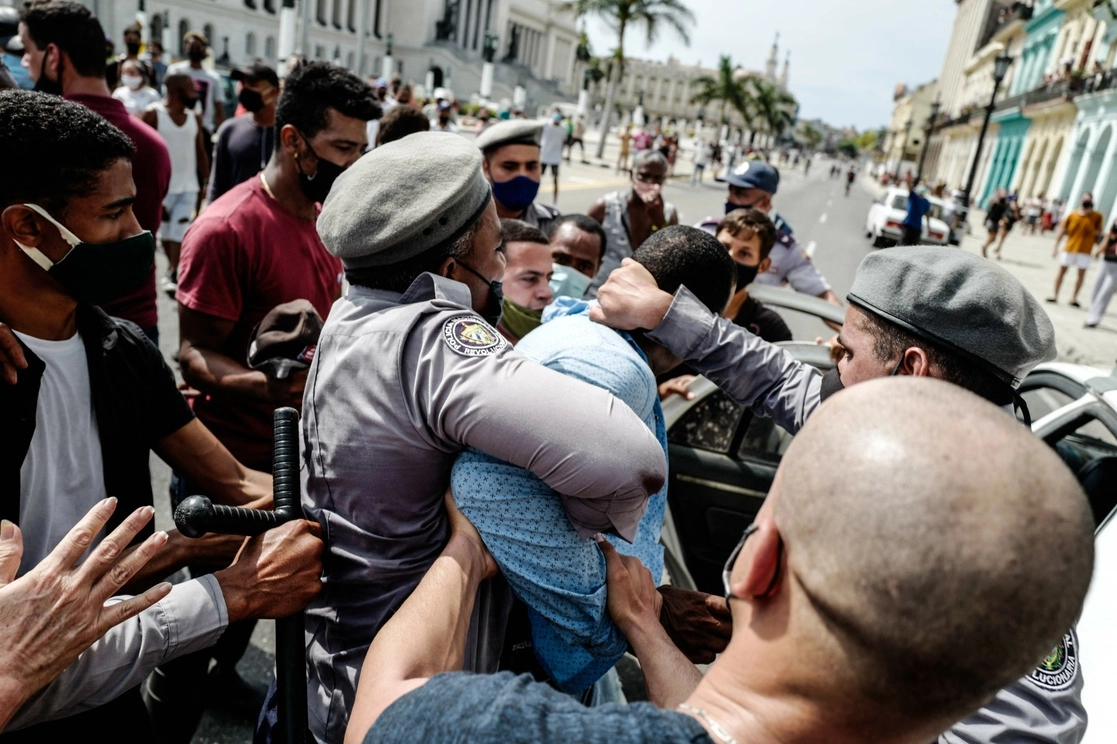 Arresto durante la protestas antigubernamentales en Cuba, el 11 de julio de 2021. Foto Afp