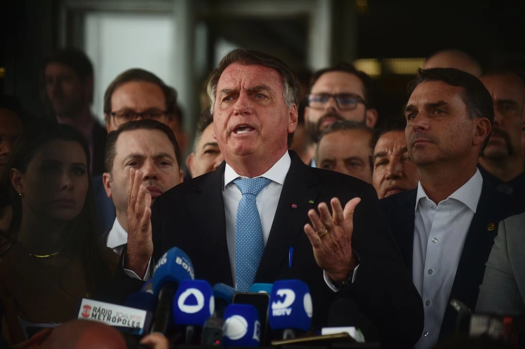 Jair Bolsonaro, ex presidente de Brasil, se dirige a los medios de comunicación en la sede del Senado brasileño, el 26 de marzo de 2025. Foto 