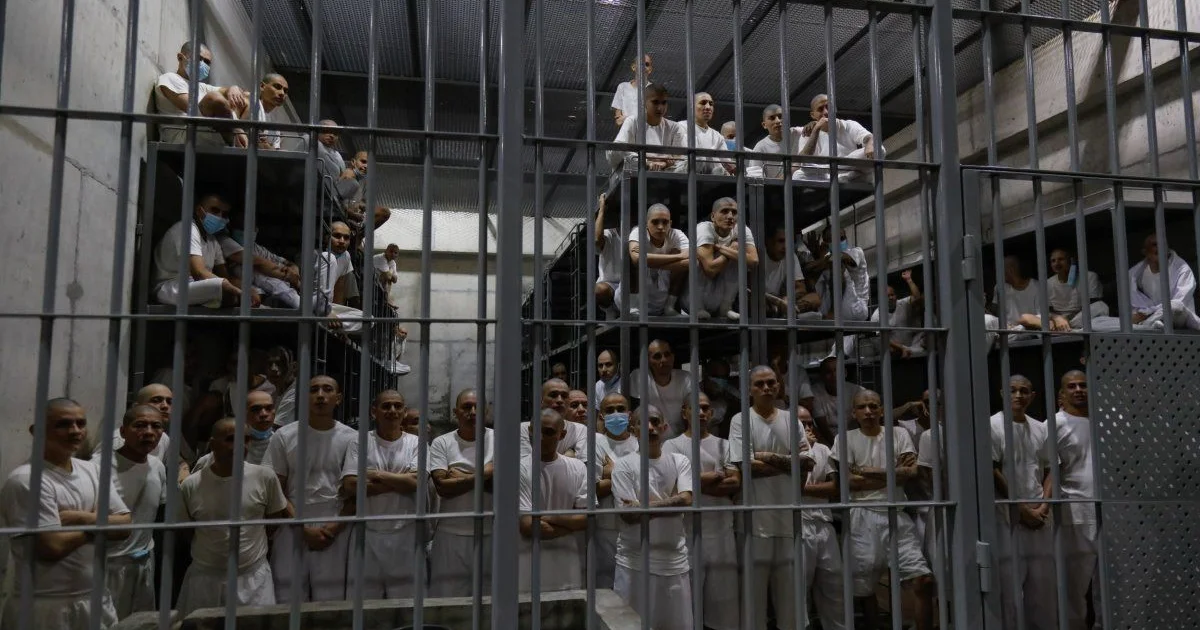 La Jornada - Justicia de EU bloquea uso de ley de 1798 para deportar a  miembros del Tren de Aragua