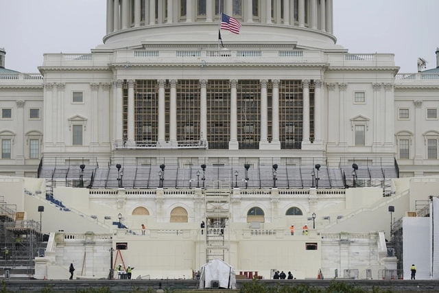 Preparativos en el Capitolio, en Washington, a unos días de la toma de posesión de Joe Biden como presidente de EU. Foto Ap