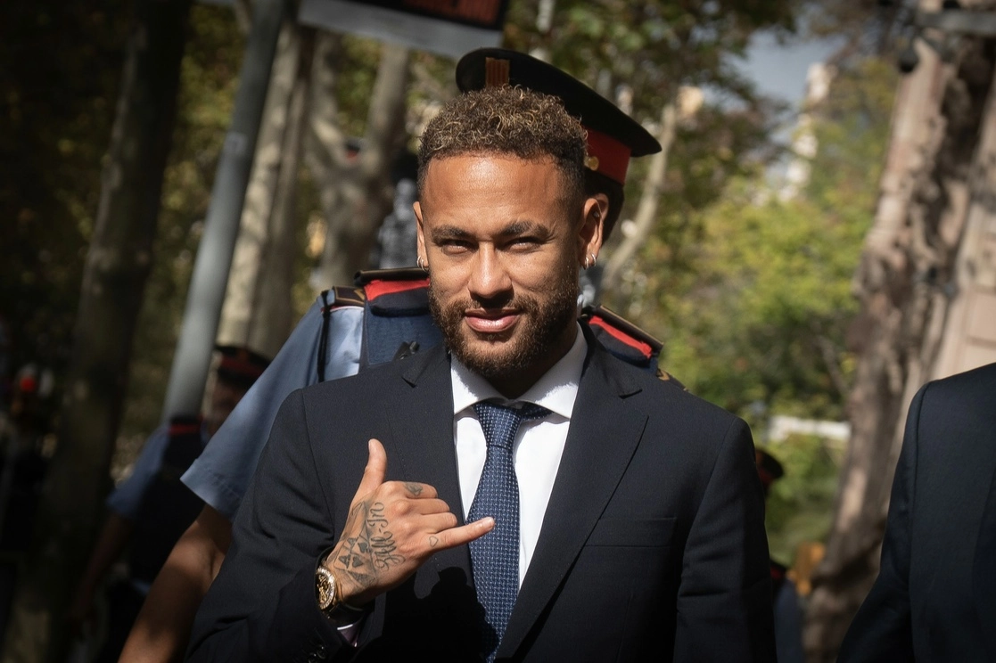 El delantero del Paris Saint-Germain, Neymar a su salida en la Audiencia de Barcelona. Foto Europa Press / Archivo