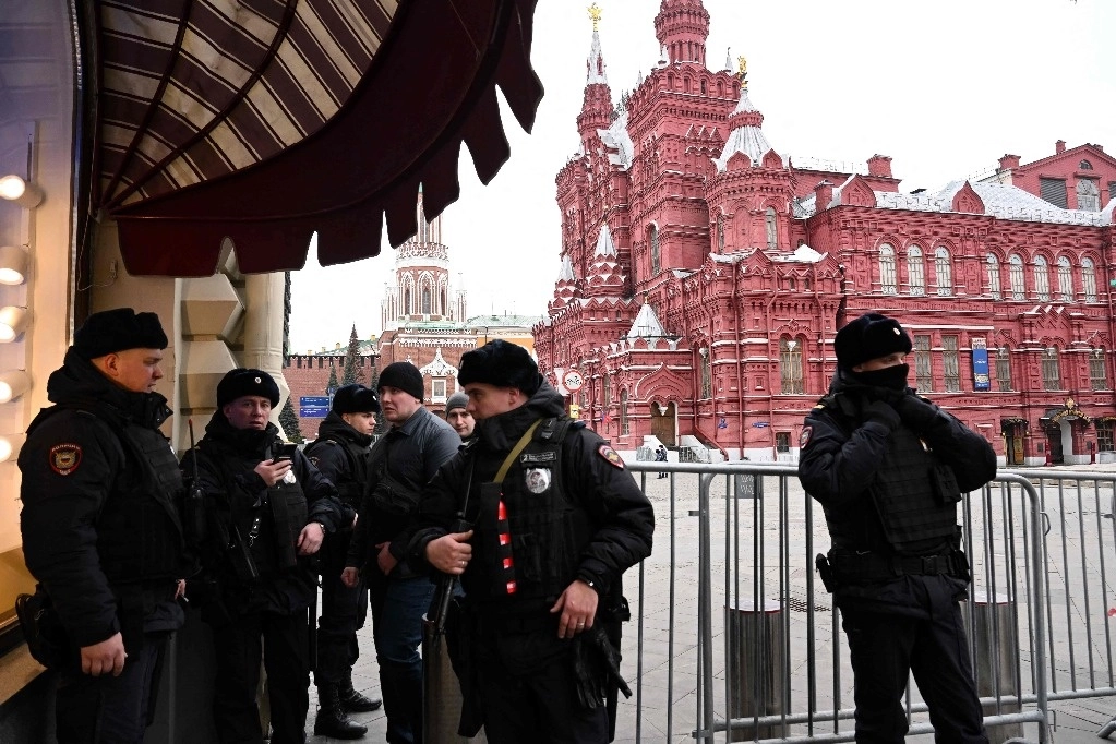 Agentes de policía hacen guardia en la Plaza Roja en el centro de Moscú. Foto AFP