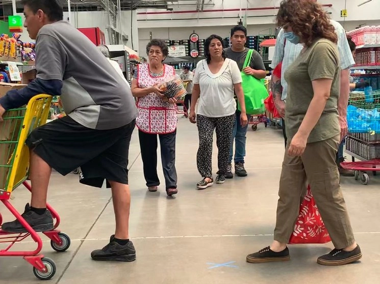 Ciudadanos realizan su despensa en supermercados en la alcaldía Zaragoza. Foto María Luisa Severiano