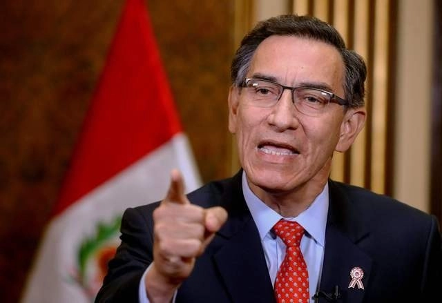 La justicia peruana ordenó la detención de varios ex funcionarios ligados a un polémico contrato a un cantante, en un caso que casi le cuesta la destitución al presidente Martín Vizcarra. Foto Presidencia de Perú / Afp / Archivo
