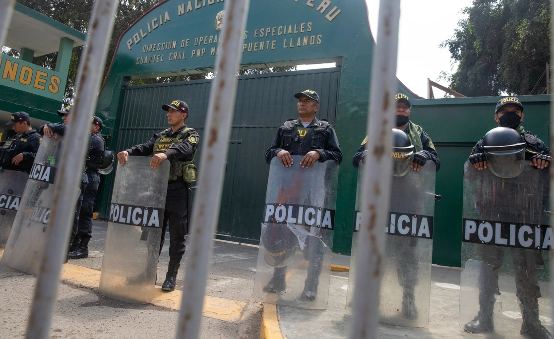 Policías vigilan frente a la Dirección Nacional de Operaciones Especiales donde se encuentra detenido el expresidente peruano, Pedro Castillo. Foto Xinhua