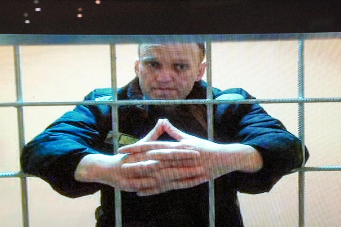 El líder opositor ruso Aleksei Navalny compareció por videoconferencia desde la prisión de Pokrov, donde cumple su primera condena, el 24 de mayo de 2022. Foto Ap 
