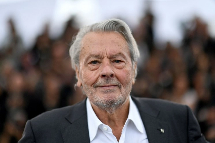 Los tribunales franceses se declararon incompetentes para juzgar una demanda de paternidad presentada contra Alain Delon debido a que el actor reside en Suiza. Foto Afp / Archivo