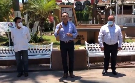 El gobernador de Michoacán, Silvano Aureoles, envió un mensaje por medio de redes sociales en el que justifica la agresión, la víspera, a un maestro en la cabecera municipal de Aguililla. Foto Twitter @Silvano_A