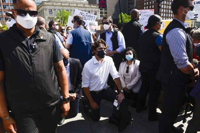 Los manifestantes pidieron al primer ministro de Canadá, Justin Trudeau ponerse de rodillas en solidaridad con la protesta. Foto Ap