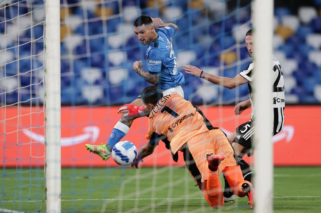 Matteo Politano, de azul, en la jugada que empató el juego contra la Juventus. Foto Ap