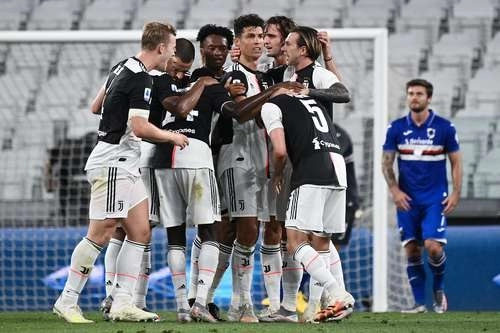 El portugués Cristiano Ronaldo (al centro) festeja con sus compañeros después de abrir el marcador ante Sampdoria en el estadio Allianz de Turín; el juego terminó 2-0. Foto Afp