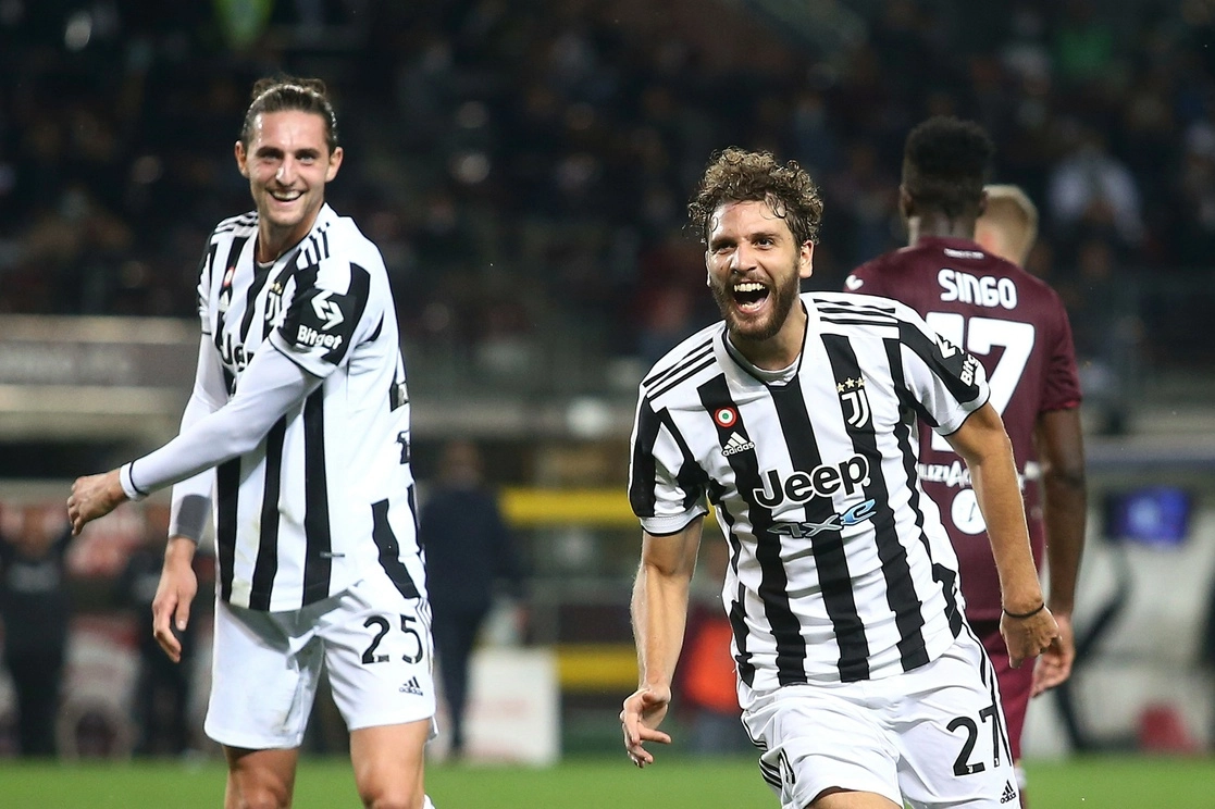 Manuel Locatelli (derecha) anotó el solitario gol del encuentro que le dio la victoria a Juventus sobre Torino. Foto Ap