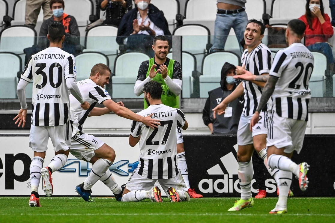 Manuel Locatelli celebra su primer gol con Juventus, y el tercero del equipo ante Sampdoria, en el duelo de la fecha 6 de la Serie A. Foto Afp
