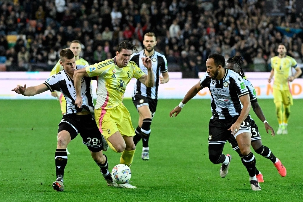 El delantero serbio de la Juventus, #09 Dusan Vlahovic (CL), lucha por el balón con el defensor esloveno #29 del Udinese, Jaka Bijol (L), durante el partido de fútbol de la Serie A italiana entre Udinese y Juventus en el Estadio Friuli en Udine, noreste de Italia, el 2 de noviembre de 2024. Foto Afp