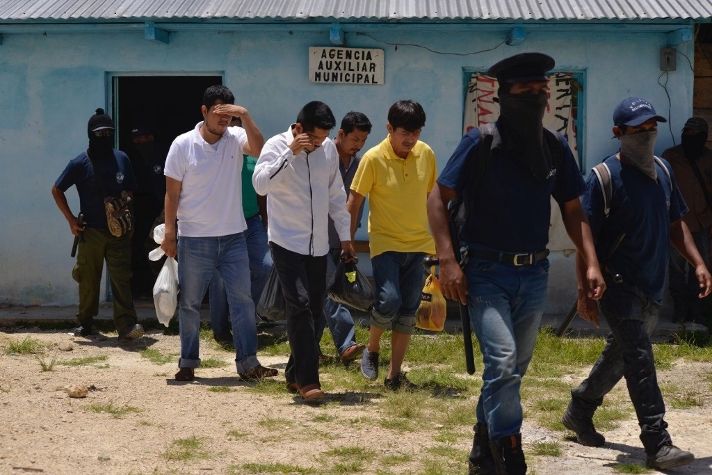Los policías son retenidos en la comunidad de Frontera Corozal, en Ocosingo, Chiapas, desde el pasado 12 de octubre. Foto Cuartoscuro / Archivo