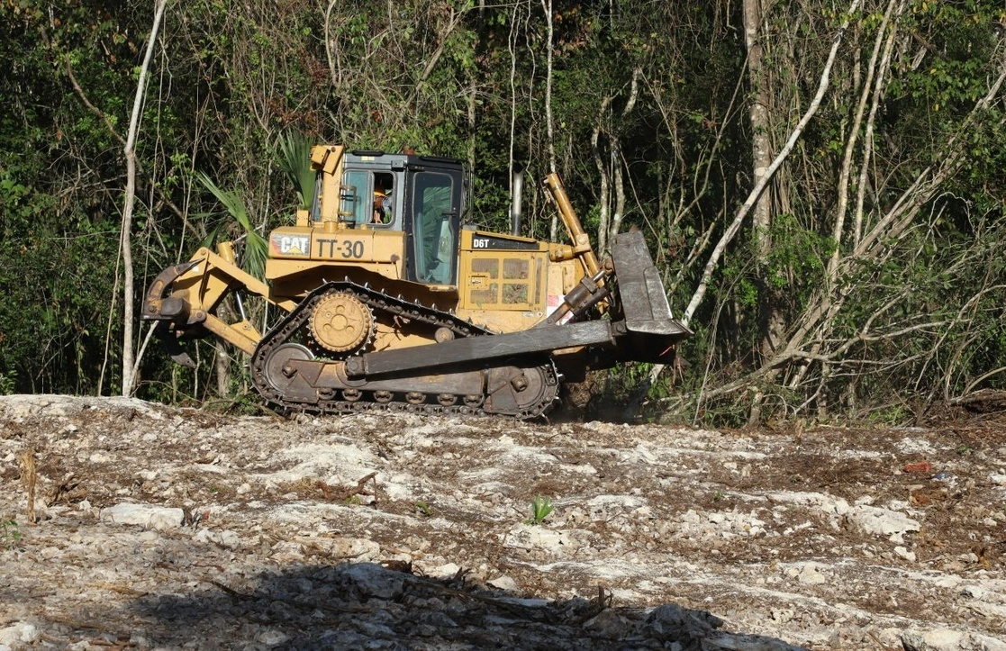Por segunda ocasión se pospuso la audiencia en la que determinará si el gobierno federal violó la suspensión definitiva que le otorgó a habitantes del municipio de Solidaridad, Quintana Roo, al reiniciar las obras del tramo 5 del Tren Maya. Foto Cuartoscuro / Archivo
