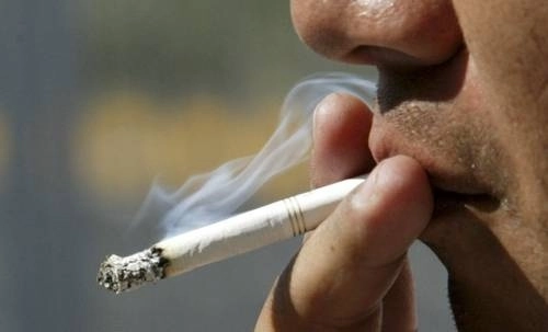 Persona fumando un cigarro, en imagen de archivo. Foto Luis Humberto González