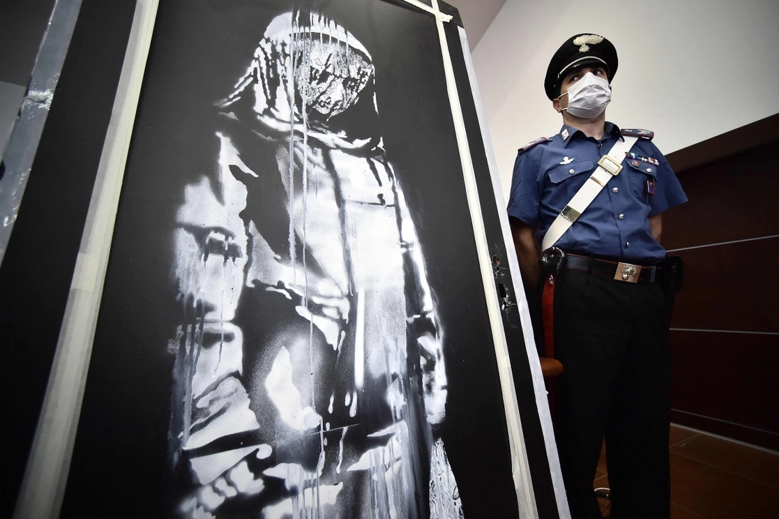 La obra de arte atribuida a Banksy, que fue robada en el Bataclan de París en 2019, fue encontrada en Italia, el 11 de junio de 2022. Foto Ap / Archivo