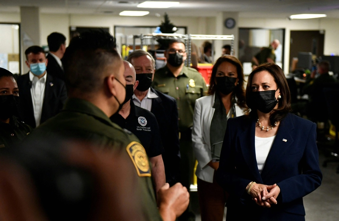 La vicepresidenta de Estados Unidos, Kamala Harris, llegó a Texas para reunirse con migrantes y visitar instalaciones de la patrulla de la frontera con México, el 25 de junio de 2021. Foto Afp