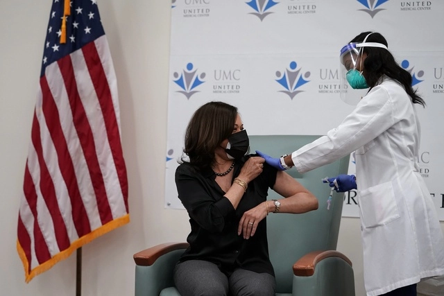 La vacunación contra Covid-19 de la vicepresidenta electa Kamala Harris se transmitió por televisió. Foto Ap