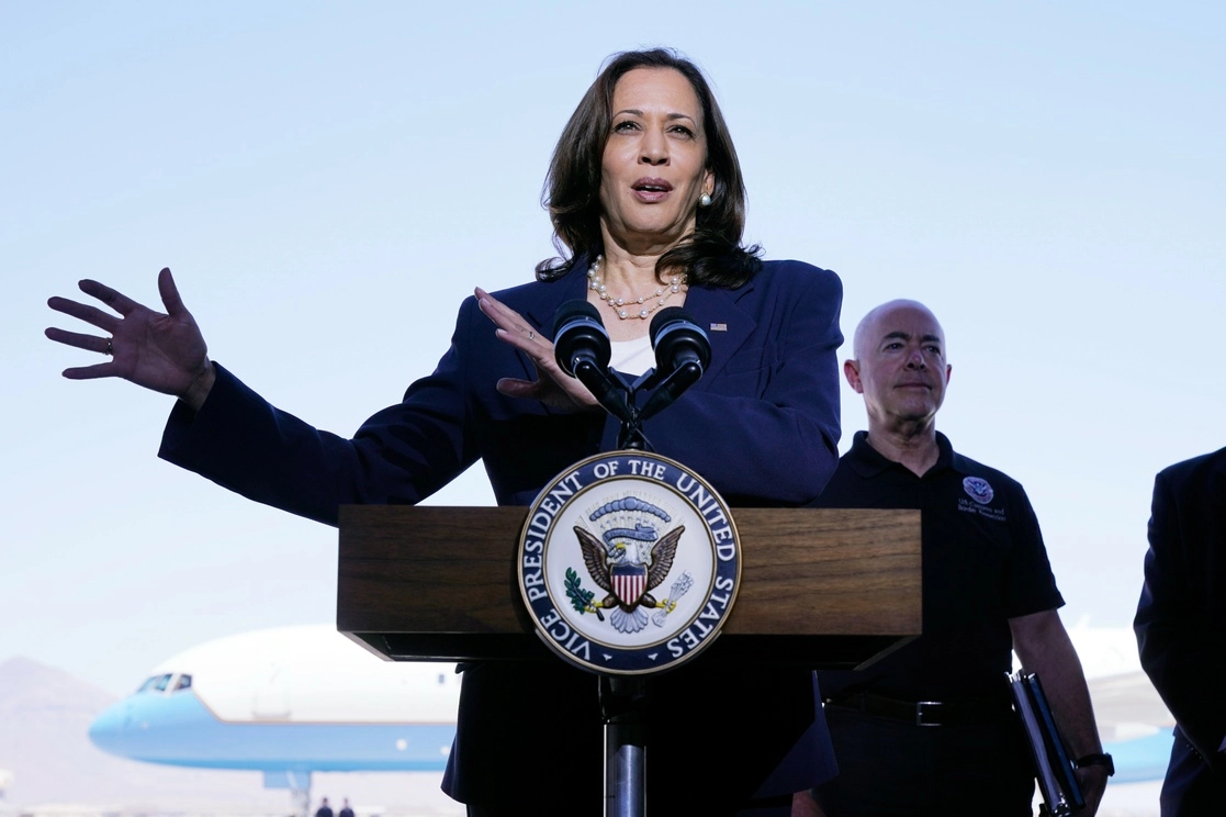 Kamala Harris habla con los medios de comunicación luego de su gira por el Centro de Procesamiento Central de Aduanas y Protección Fronteriza en El Paso, Texas, el 25 de junio de 2021. Foto Ap