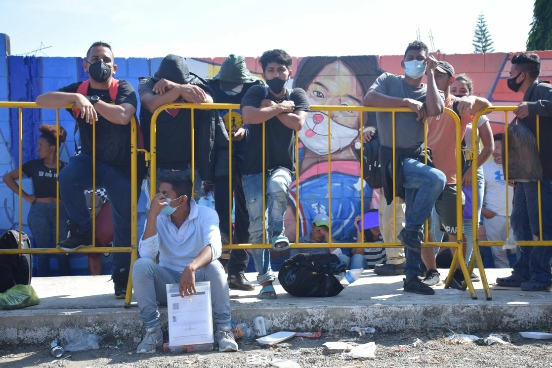 Migrantes esperan a las afueras del Instituto Nacional de Migración respuesta sobre su situación de estadía en México. Foto Cuartoscuro / archivo