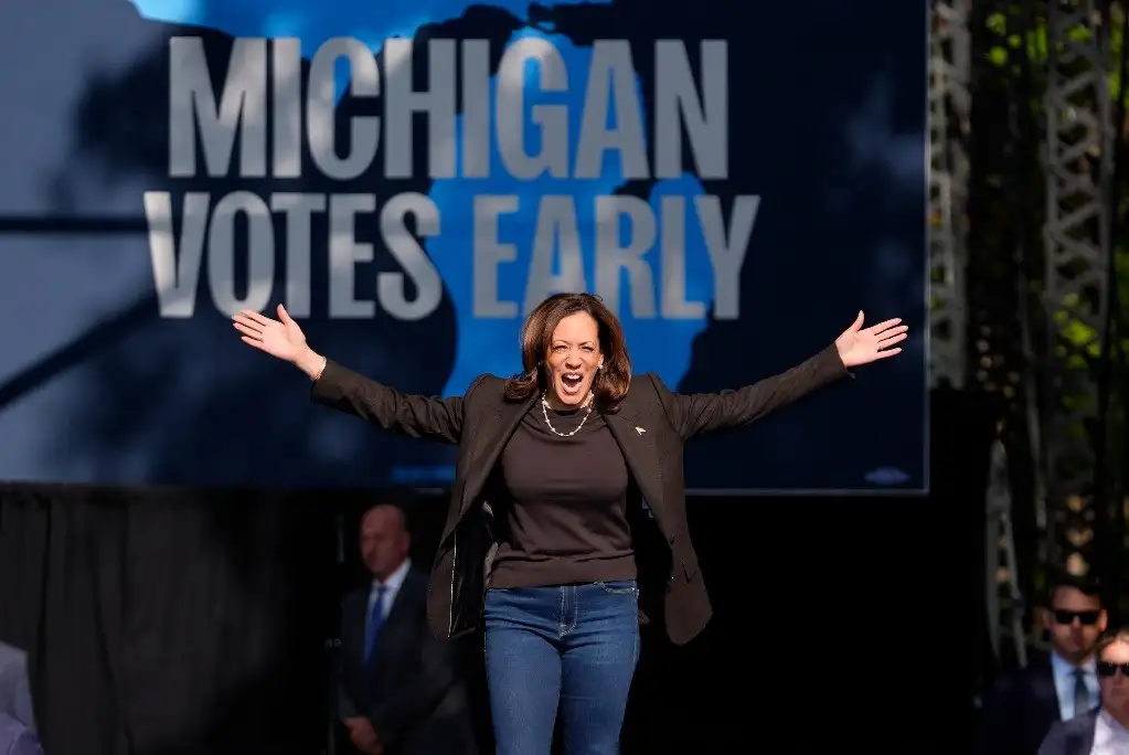 La candidata demócrata a la presidencia de EU, Kamala Harris, durante un mitin de campaña en Grand Rapids, Michigan. Foto Ap
