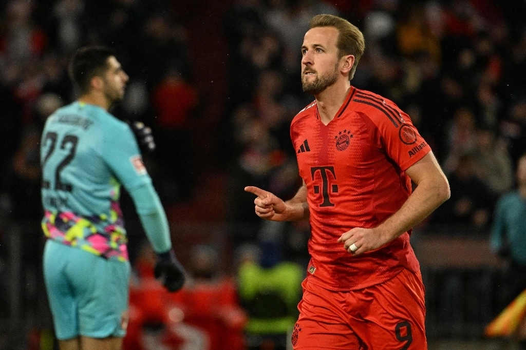 El delantero inglés del Bayern Munich #09 Harry Kane celebra el gol inicial desde el punto de penalti ante el portero croata #22 de Augsburgo Nediljko Labrovic durante el partido de futbol de la primera división alemana Bundesliga FC Bayern Munich vs FC Augsburg en Munich, sur de Alemania, el 22 de noviembre de 2024. Foto Afp