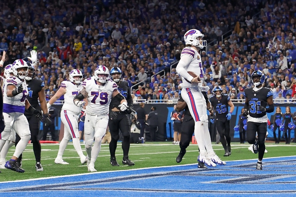 Allen, mariscal de campo de los Bills, comandó múltiples ataques por tierra y aire que no pudieron ser contenidos por el muro defensivo de los Leones. Foto Ap