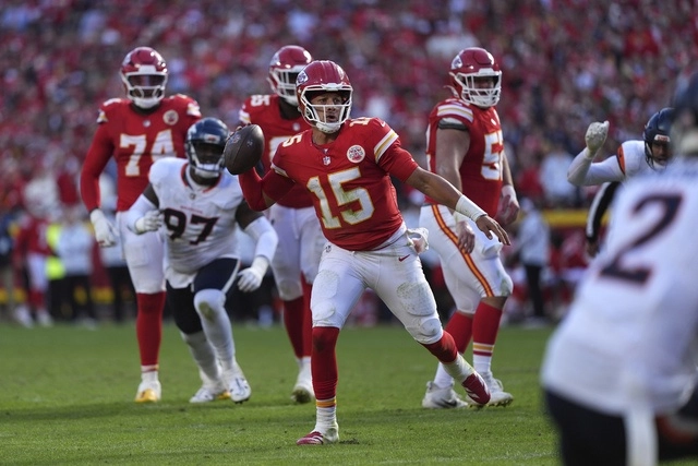 Patrick Mahomes, quien alcanzó las 266 yardas y lanzó un pase de anotación con su ala cerrada Travis Kelce. Foto Ap
