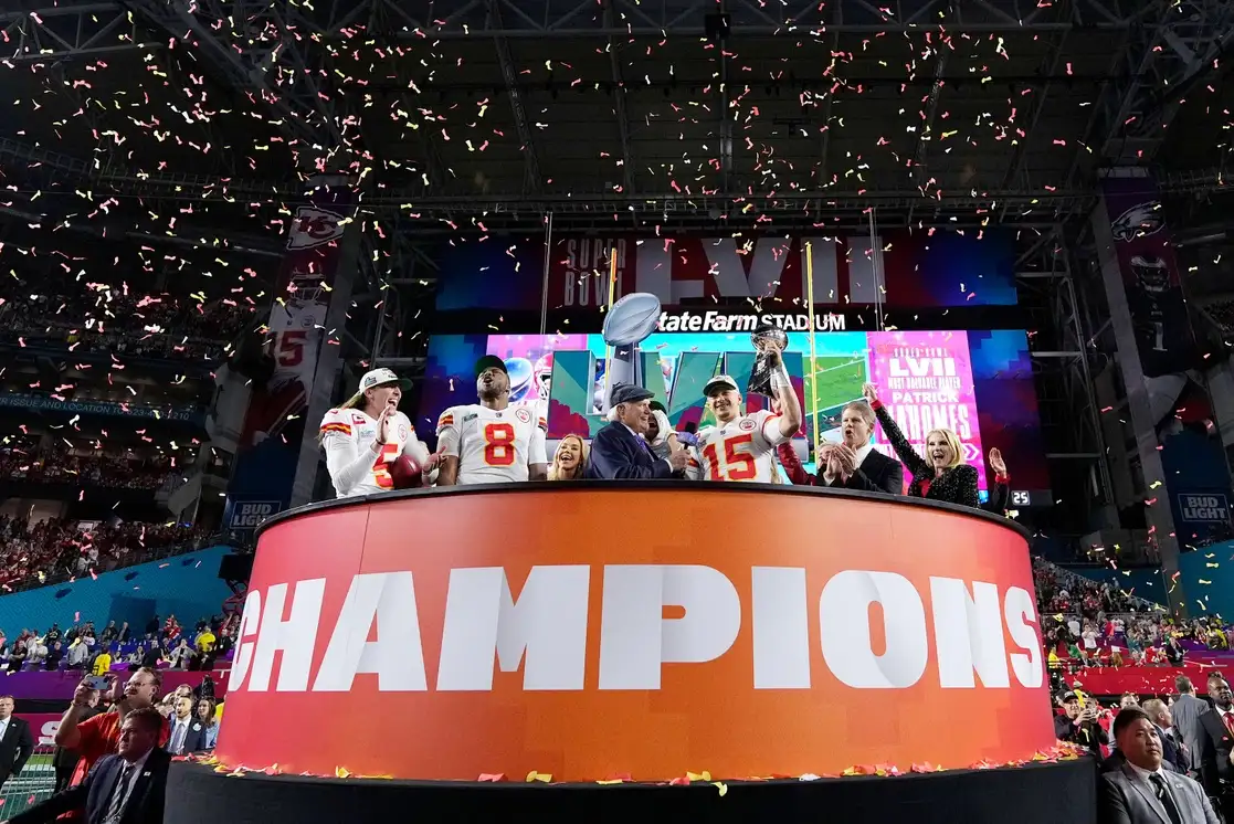 En uno de los juegos más dramáticos de los años recientes, los Jefes, encabezados por el extraordinario mariscal Patrick Mahomes (15), lograron el tercer título de su historia, el segundo en tres años, al derrotar 38-35 a las Águilas de Filaldelfia en la edición 57 del Supertazón. El triunfo se dio mediante un gol de campo de 27 yardas, concretado por Harrison Butker, cuando faltaban 10 segundos para concluir el tiempo reglamentario en el abarrotado State Farm Stadium de Arizona. Foto Ap