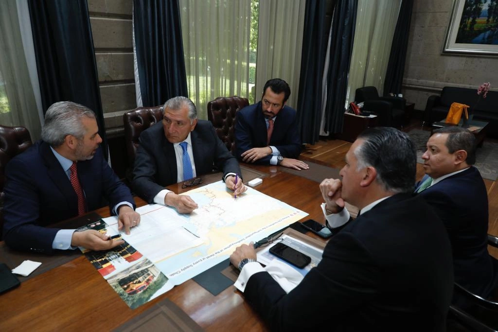 El secretario de Gobernación, Adán Augusto López, en reunión con representantes de Kansas City Southern en México, el 2 de marzo de 2023. Foto tomada de Twitter @adan_augusto