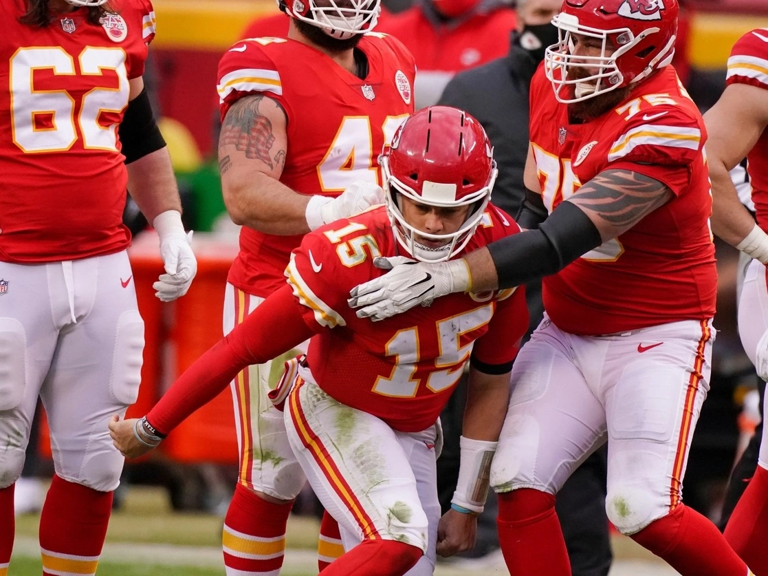 Luego de una caída, Patrick Mahomes intentó pararse, pero trastabilló y tuvo que abandonar el partido, el 17 de diciembre de 2021. Foto Ap