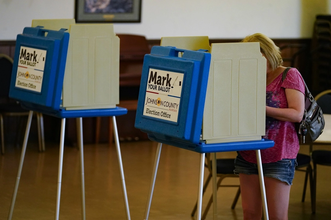 Elecciones primarias de Kansas en Merriam Christian Church, el 2 de agosto de 2022. Los votantes decidirán si eliminan o no la protección del aborto de la constitución del estado. Foto Afp